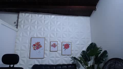 Snapshot of valentina_mature chatting on 01-20-25, 10:04 Valentina online show from 01-20-25, 10:04