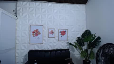 Snapshot of valentina_mature chatting on 01-21-25, 04:10 Valentina online show from 01-21-25, 04:10