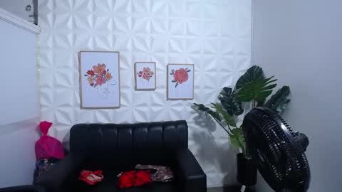 Snapshot of valentina_mature chatting on 01-21-25, 10:41 Valentina online show from 01-21-25, 10:41