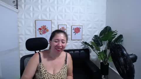 Snapshot of valentina_mature chatting on 01-22-25, 11:53 Valentina online show from 01-22-25, 11:53