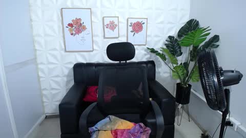 Snapshot of valentina_mature chatting on 01-24-25, 12:20 Valentina online show from 01-24-25, 12:20