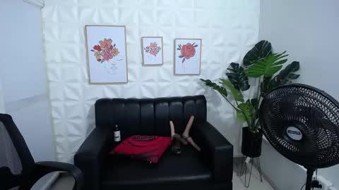 Snapshot of valentina_mature chatting on 01-24-25, 06:24 Valentina online show from 01-24-25, 06:24