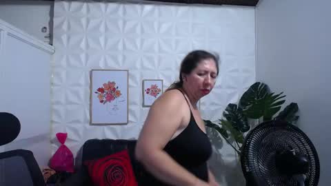 Snapshot of valentina_mature chatting on 01-29-25, 09:39 Valentina online show from 01-29-25, 09:39