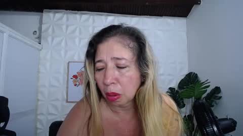 Snapshot of valentina_mature chatting on 02-01-25, 06:21 Valentina online show from 02-01-25, 06:21