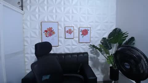 Snapshot of valentina_mature chatting on 02-04-25, 10:45 Valentina online show from 02-04-25, 10:45