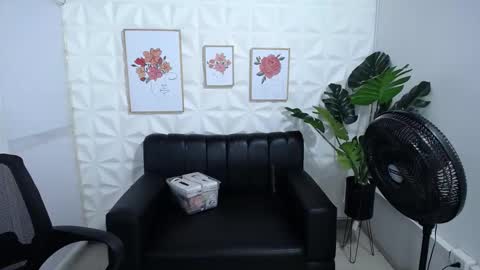 Snapshot of valentina_mature chatting on 02-08-25, 09:04 Valentina online show from 02-08-25, 09:04