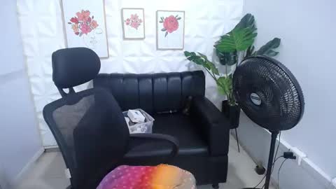 Snapshot of valentina_mature chatting on 02-10-25, 10:30 Valentina online show from 02-10-25, 10:30