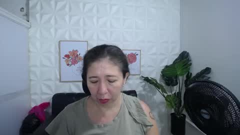Snapshot of valentina_mature chatting on 02-14-25, 10:14 Valentina online show from 02-14-25, 10:14