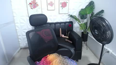 Snapshot of valentina_mature chatting on 02-15-25, 01:21 Valentina online show from 02-15-25, 01:21