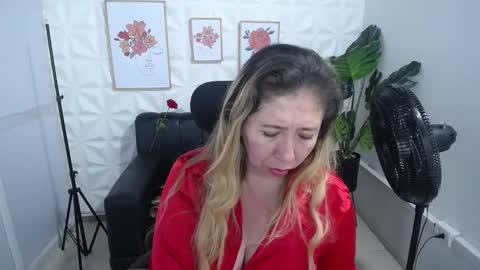 Snapshot of valentina_mature chatting on 02-15-25, 10:33 Valentina online show from 02-15-25, 10:33