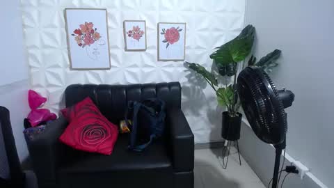 Snapshot of valentina_mature chatting on 02-17-25, 11:09 Valentina online show from 02-17-25, 11:09