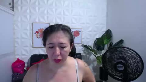 Snapshot of valentina_mature chatting on 02-20-25, 09:09 Valentina online show from 02-20-25, 09:09