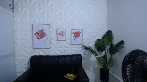 Snapshot of valentina_mature chatting on 02-21-25, 10:37 Valentina online show from 02-21-25, 10:37