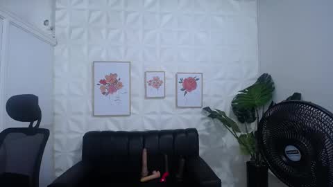 Snapshot of valentina_mature chatting on 02-25-25, 11:00 Valentina online show from 02-25-25, 11:00