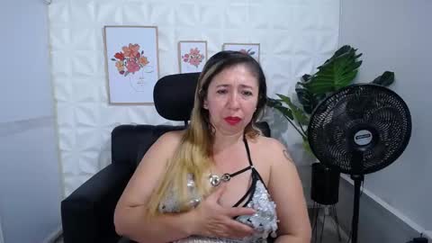Snapshot of valentina_mature chatting on 02-27-25, 10:15 Valentina online show from 02-27-25, 10:15