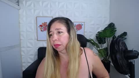 Snapshot of valentina_mature chatting on 03-02-25, 07:21 Valentina online show from 03-02-25, 07:21
