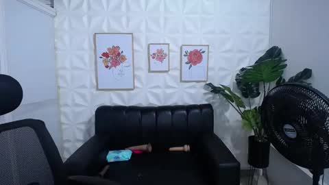 Snapshot of valentina_mature chatting on 03-05-25, 07:38 Valentina online show from 03-05-25, 07:38