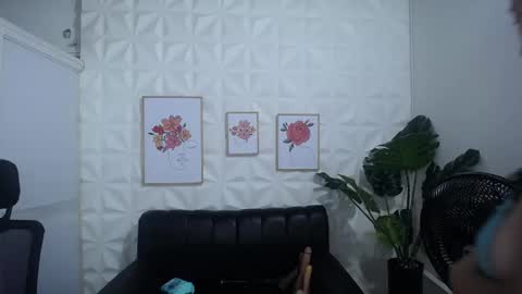 Snapshot of valentina_mature chatting on 03-05-25, 11:05 Valentina online show from 03-05-25, 11:05