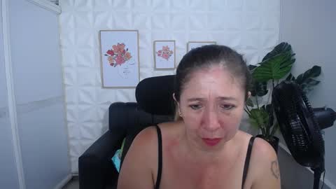 Snapshot of valentina_mature chatting on 03-11-25, 12:33 Valentina online show from 03-11-25, 12:33
