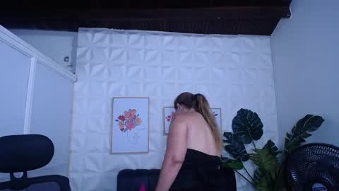 Snapshot of valentina_mature chatting on 09-17-25, 12:01 Valentina online show from 09-17-25, 12:01