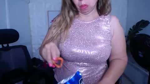 Snapshot of valentina_mature chatting on 09-18-25, 10:23 Valentina online show from 09-18-25, 10:23