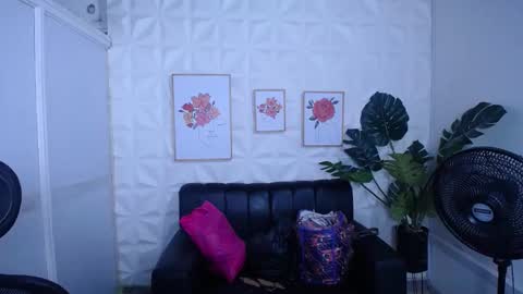 Snapshot of valentina_mature chatting on 09-20-25, 10:44 Valentina online show from 09-20-25, 10:44