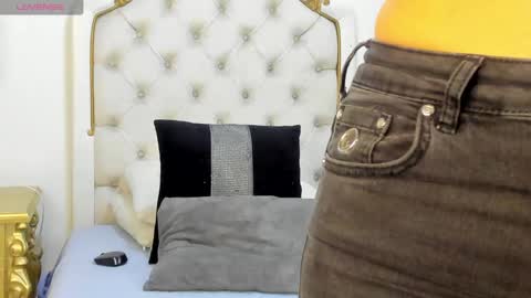 Snapshot of valentina_ross_ chatting on 12-23-24, 12:19 Valentina online show from 12-23-24, 12:19