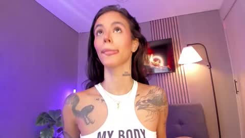 Snapshot of valentina_vegaa chatting on 02-25-26, 03:32 Val online show from 02-25-26, 03:32