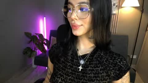Snapshot of valentina_vegaa chatting on 03-27-26, 03:12 Val online show from 03-27-26, 03:12