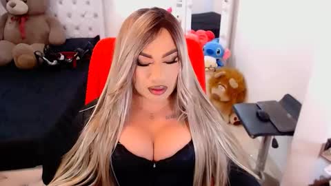 Snapshot of valentinaxqueen chatting on 10-08-25, 10:40 online show from 10-08-25, 10:40