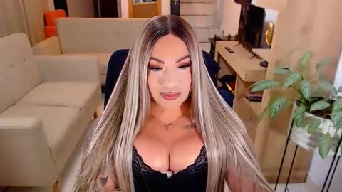 Snapshot of valentinaxqueen chatting on 11-11-25, 12:32 online show from 11-11-25, 12:32