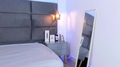 valentino moon online show from 10-12-25, 02:43