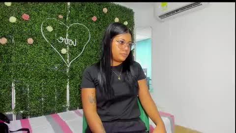 Snapshot of valery_021 chatting on 01-18-25, 11:00 Valery online show from 01-18-25, 11:00