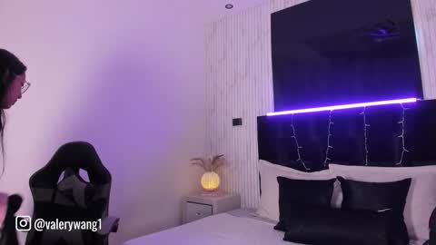 Snapshot of valery_wang chatting on 09-11-25, 11:54 Val online show from 09-11-25, 11:54