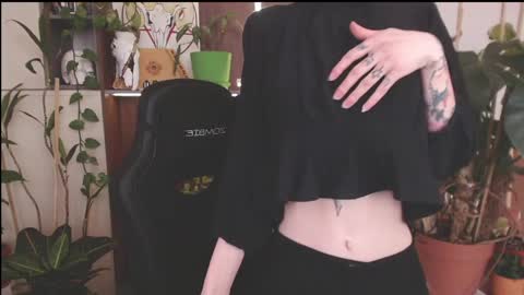 Snapshot of vampire_valentine chatting on 03-31-26, 08:59 Mollyy Valentine online show from 03-31-26, 08:59