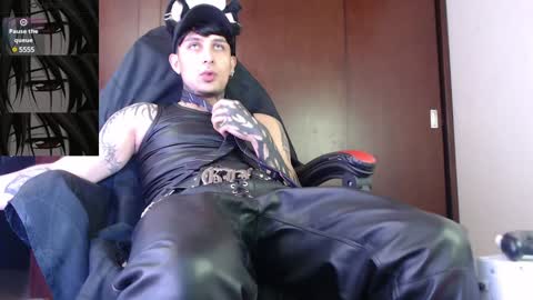 david guzman i model independenthelp me with a thumbs up online show from 12-29-24, 12:30