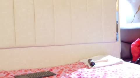 Snapshot of vanessa_7_ chatting on 04-15-26, 01:12 Vanessa online show from 04-15-26, 01:12