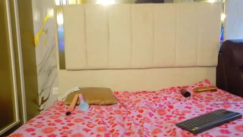 Snapshot of vanessa_7_ chatting on 04-25-26, 09:23 Vanessa online show from 04-25-26, 09:23