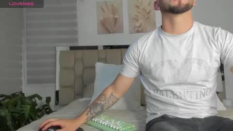 Vanessa  Please help me with your thumbs up its important  online show from 01-13-26, 03:23