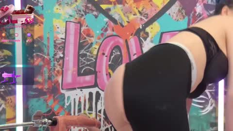 Snapshot of vanessa_love chatting on 02-14-25, 05:03 Vanessa online show from 02-14-25, 05:03