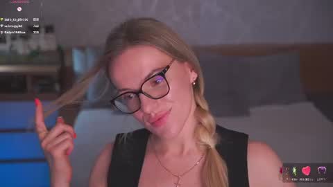 Snapshot of vanille_mystery chatting on 06-11-26, 04:10 Sophie online show from 06-11-26, 04:10