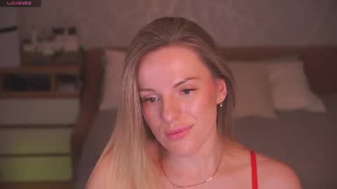 Snapshot of vanille_mystery chatting on 06-22-26, 09:45 Sophie online show from 06-22-26, 09:45