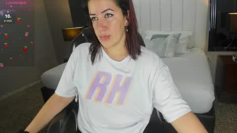 Snapshot of vanitysex chatting on 12-18-24, 11:34 Karine online show from 12-18-24, 11:34