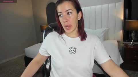 Snapshot of vanitysex chatting on 02-06-25, 11:32 Karine online show from 02-06-25, 11:32