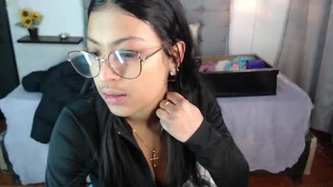 Snapshot of vannesweet_ chatting on 01-05-25, 04:06 vane online show from 01-05-25, 04:06