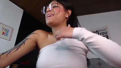 Snapshot of vannesweet_ chatting on 01-23-25, 01:41 vane online show from 01-23-25, 01:41