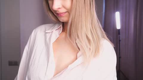 Snapshot of variety_moments chatting on 02-09-25, 04:04 Heeeeey Im Hanna the art of tease online show from 02-09-25, 04:04