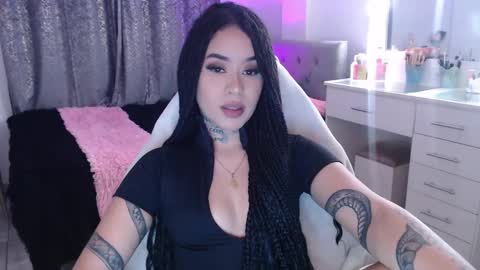Snapshot of vayolett_bass chatting on 10-25-25, 04:42 Vayolett Bass online show from 10-25-25, 04:42