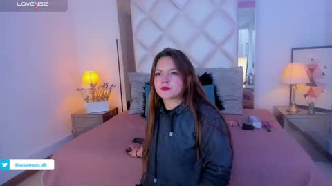 Vee Simons online show from 01-04-25, 07:44