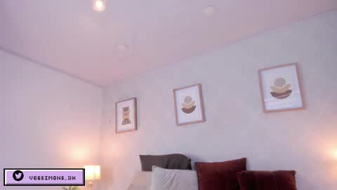 Vee Simons online show from 04-30-26, 07:42